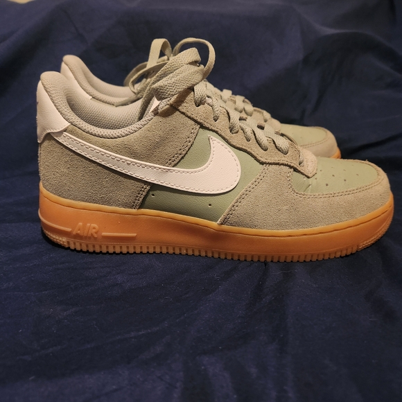 Nike Air Force 1 Low Sage Green and White with Gum Sole - Picture 2 of 5